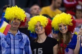 Spectatorii au afișat cartonașe formând tricolorul, iar deasupra tribunelor au fost afișate diverse mesaje, inclusiv fotografiile sportivelor din lotul național. Cluj Napoca Fed Cup Romania Elvetia Ziua 2 Inquam Photos