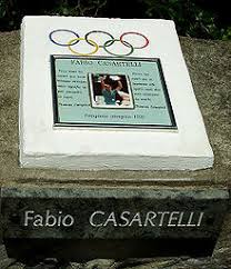 De toenmalige ploegmaat van lance armstrong raakt met zijn hoofd een muurtje en krijgt in de helikopter die hem naar het ziekenhuis voert, drie keer een hartstilstand. Fabio Casartelli Wikipedia