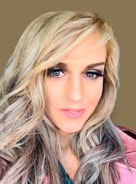 Samantha Clements's Instagram, Twitter & Facebook