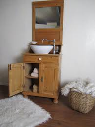 Ein Badmobel Antik Im Elganten Design Verspruht Lis Elegant Ein Antiker Badschrank Fur Das Landhausbad Dieses Selt Badezimmer Landhaus Badezimmer Landhaus