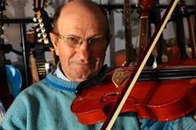 Aposentado junta 9 mil latinhas para comprar violino