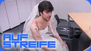 Du hast dich mit deinen freundinnen. Mann Wurde Misshandelt Wer Hat Ihn In Das Brautkleid Gezwungen Auf Streife Sat 1 Youtube