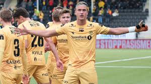 Bodo/glimt awarded a free kick in their own half. Eliteserien Fotball Bodo Glimt Med Maktdemonstrasjon Mot Stromsgodset