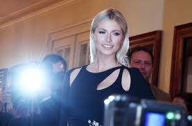 Model lena gercke hat neue fotos ihrer babykugel gepostet. Lena Gercke Hochschwanger Model Prasentiert Stolz Ihren Xxl Babybauch Panorama Stuttgarter Zeitung