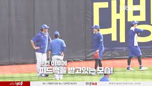 요코하마=뉴시스 문성대 기자 = 원태인(21)이 국가대표 데뷔 무대에서 아쉬운 투구를 했다.원태인은 29일 일본 가나가와현 요코하마스타디움에서 열린 2020 도쿄올림픽 야구 이스라엘과의 b조 조별리그 1차전에 선발등판, 3이닝 4피안타(1피홈런) 2실점으로 난조를 보였다.한국은 2008년 베이징. ì§ìº  ë§¹ìˆ˜ê°€ ëœ ì•„ê¸°ì‚¬ìž ì‚¼ì„± ì›íƒœì¸ì˜ í›ˆë ¨ í˜„ìž¥ì€ ì£¼ë¥´ë¥µ