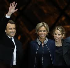 Elle naît le 13 avril 1953 à amiens, où elle grandit au sein d'une famille bourgeoise de à ses côtés, brigitte macron, 64 ans, désormais première dame, aura été un soutien sans faille : Emmanuel Macron Und Seine Stieftochter Da Ist Ein Wahnsinniger In Meiner Klasse Welt
