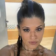 היי, אני שירי וסיימתי התמחות ברפואת נשים באיכילוב. יש הרבה יתרונות להתמחות  באיכילוב מבחינה מקצועית ואישית אבל אם אני צריכה לשים את האצבע על מה בדיוק  מבדיל את איכילוב בהקשר הזה, זה