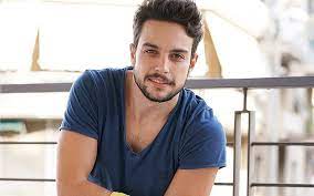 Απαντά στις φήμες περί σχέσης με τον άρη μακρή! O Arhs Makrhs Milaei Gia Ton Xamo Toy Patera Toy E Stage Gr