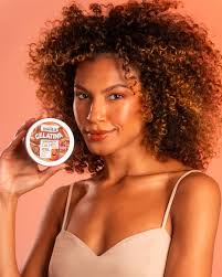 Textura leve, definição na medida certa e um perfume que conquista!🤎 A  Gelatina Capilar Caramelo da Muriel é o segredo para fios mais definidos,  nutridos e com aquele movimento natural que a