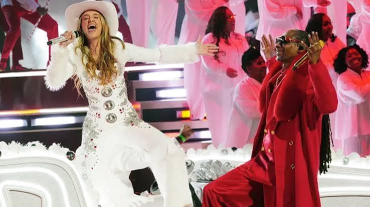 Lainey Wilson Sleighs the NFL Christmas Halftime Show With Snoop Dogg and a Santa Surprise