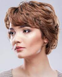 Dank der locken ist es viel einfacher, mit der länge an der krone und an der vorderseite des kopfes zu spielen, auf eine weise, die spaß macht und. Schicke Kurzhaarfrisur Mit Locken Kurzhaarfrisuren Mit Pony