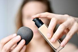 Base make up yang satu ini termasuk must have item bagi para wanita karena. 4 Langkah Penggunaan Bedak Asas Cecair Dengan Tepat Supaya Kulit Tampak Sempurna