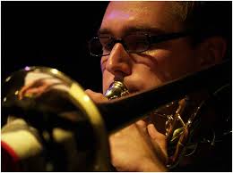 Farbenfroher Komponist im grauen Arbeitsmantel