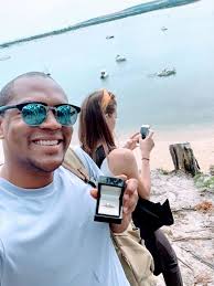 BF Decides To See How Far He Can Take Parading Engagement Ring In Front Of  His GF Without Her Noticing (22 Pics)