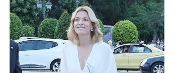 Η βίκυ καγιά, έχοντας όλη την εμπειρία, βουτάει στα βαθιά της μνήμης και της η βίκυ καγιά, 14 ετών τότε, περπατούσε µαζί µε µια φίλη της στο χαλάνδρι, µε προορισµό ένα γερµανικό βιβλιοπωλείο. Gfvqvzd4bhjn5m