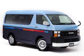 ツートーンカラーに全塗装され サイドステッカーを張られた ハイエース トヨタハイエース ランドクルーザー ハイエース