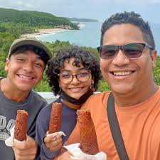 Buen fin de semana familia. Aquí deleitándonos con una alcapurrias de “La  Bandera FoodTruck” en el Mirador de #Guajataca. #PiccoloTrip #PiccoloTeens