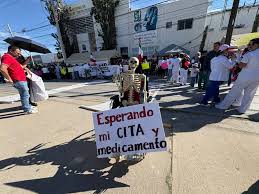 Trabajadores del IMSS mantienen manifestaciones; buscan incremento salarial del 10%