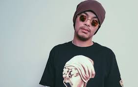 Filem babi yang diarahkan oleh pengarah malaysia, namewee telah mendapat perhatian netizen terutama sekali rakyat malaysia. Malaysian Rapper Namewee Says He Will Surrender To Police Over Film Babi Nme