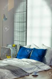 Schlafzimmer In Winterfarben Mit Bett Auf Dem Boden Und Diy Nachtschrankchen Lizenzfreie Fotos Bilder Und Stock Fotografie Image 51274838