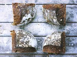 Ho scoperto che questo pane è facilissimo da fare a casa, occorrono solo farina di segale, farina tipo 0, sale, acqua e poco lievito. Il Pane Di Segale Fatto In Casa