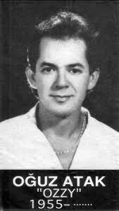 Sayın meral akşener bir suç duyurusunda bulunacaksa kendisi i̇çi̇şleri bakanı'yken işlenen barmen oğuz atak cinayetinden sonra ortak dostlarımızın mahrem bir şekilde ayarladıkları görüşmede ne konuştuysak onunla ilgili suç duyurusunda bulunması daha uygundur. dedim. Oguz Atak Uludag Sozluk