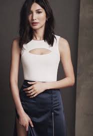 Gemma chan and rebecca corbin (i.redd.it). Gemma Chan As Sabahl Modestil Schwarz Blau Stil