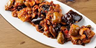 Friggete le melanzane in una padella con abbondante olio per circa 5 minuti, sgocciolatele con il mestolo forato e adagiatele su carta assorbente da cucina. Sicilyadvisor