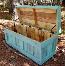 Recycler Des Palettes De Bois Palette Diy Pallet Furniture Diy Pallet Projects Et Pallet Chest 1) une planche de bois (le matériau de teinte claire employé ici est du bois de pin) de 30, 5 cm x 240 cm coupé en pièces de 76 cm (on emploiera. pinterest