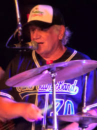 What are some must-see attractions in Des Moines for a family who loves  horses, hiking, and history?