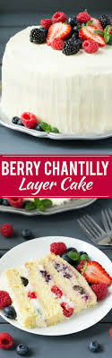 This Recipe For Berry Chantilly Cake Is A Light And Tender Yellow Cake With Plenty Of Fresh Berries And A Fluffy Melt Pasteles Deliciosos Tortas Dulce De Fruta