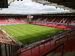 Donner strahlen wasser covered fußball stadion welt tasse sport handy hülle. Mainz Gegen Gladbach Ohne Zuschauer