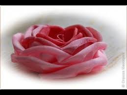 как сделать розу из атласной ленты для свадебного букета Kak Sdelat Rozu Iz Atlasnoj Lenty Dlya Svadebnogo Buketa Master Klass Diy Satin Ribbon Rose Youtube Flores Kanzashi Artesanias De Flores Flores Bordadas