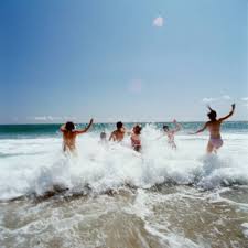 Nah untuk bisa menikmati aktivitas snorkeling, anda akan disarankan untuk menyewa peralatan snorkeling dengan harga sewa sebesar rp25.000 juga. Pantai Gandoriah Primadona Bagi Wisatawan Di Sumatra Barat Gotravelly