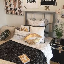 Incredible Black White And Gold Bedroom And Top 25 Best Black Gold Bedroom Ideas On Home Design White Go White Bedroom Decor White Gold Bedroom Gold Room Decor