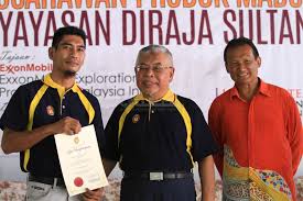 Yayasan diraja sultan mizan graphics brand design produit tapas, samba pa ti, texte, salutation png. Ydsm Bantu Usahawan Kelulut Hingga Berjaya Trdi News