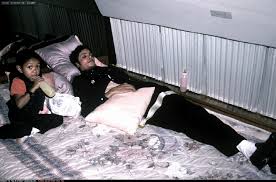 Michael jackson's bodyguard has described in court how he helped protect the emergency room at the hospital where the singer's body was taken. Paedophile Michael Jackson Sharing Milk Bottles With Emmanuel Lewis Why Leavingneverlandhbo