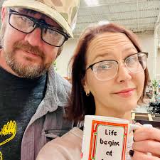 So why do you all enjoy thrifting? For me, it's always been a way of life,  but I also really enjoy the hunt for old and vintage items!