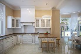 غرفة المطبخ وتناول الطعام 102 صور الجزء الداخلي للغرفة على الطراز الكلاسيكي وخيارات الطاولات والكراسي المطبخ