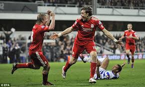 Precis innan 'deadline day' den 30 augusti 2011, efter att ha fått sitt arbetstillstånd beviljat samt genomgått den obligatoriska läkarundersökningen, valde sebastián coates att skriva på för liverpool fc sedan bland annat storsatsande manchester city visat Liverpool S Injured Defender Sebastian Coates Closing In On Return To Old Club Nacional Daily Mail Online