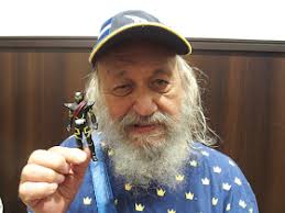 Sidelong Glances of a Pigeon Kicker: August 2017