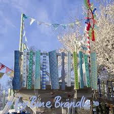 Selbstgebauter Spielplatz Mit Buntem Klettergerust Im Garten Viele Weitere Grossartige Inspirationen Diy Ideen Und Garten Spielplatz Spielplatz Garten Design