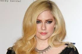 Los síntomas suelen comenzar días o semanas después de la infección y son similares a la gripe, como fiebre, dolor de cabeza y articular o dolores musculares. La Lettre Dechirante D Avril Lavigne A Ses Fans J Avais Accepte La Mort