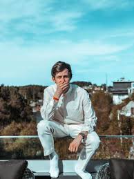 He shot to fame with his single track, 'faded.' the song was applauded by music lovers all over the world, and it received platinum certification in more than ten countries. Alan Walker Das Vermogen Gehalt Von Dj Walkzz 2021