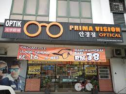 Cermin mata moden lazimnya mempunyai pelapik pada hidung dan tangkal diletakkan pada telinga. Prima Vision Prima Vision Optical Taman Puchong Prima