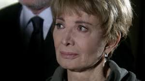 A Favorita: Flora expulsa Irene do rancho, mas dá dinheiro pro ônibus