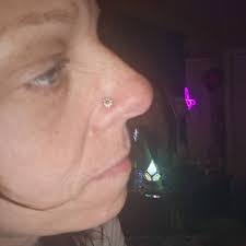 Anel de septo com clicker de titânio dourado 16g, anel de septo com  segmento articulado em formato de V, piercing de septo de titânio, piercing  de nariz, joia corporal