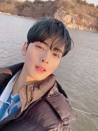 He had an international upbringing. Offclastro Cha Eun Woo Twitter Cha Eun Woo Philippines Facebook
