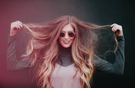 English (us) she has long hair. Wp8l1oruq3bvsm