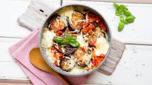 Auberginenauflauf In Einer Form Besteck Und Serviette Auf Einem Tisch Rezepte Gesunde Rezepte Leckeres Essen